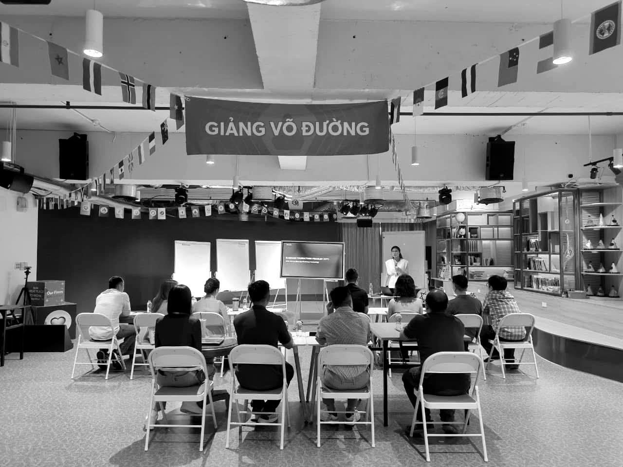 Workshop của Weraki, học viên ngồi theo nhóm trước màn hình trình chiếu